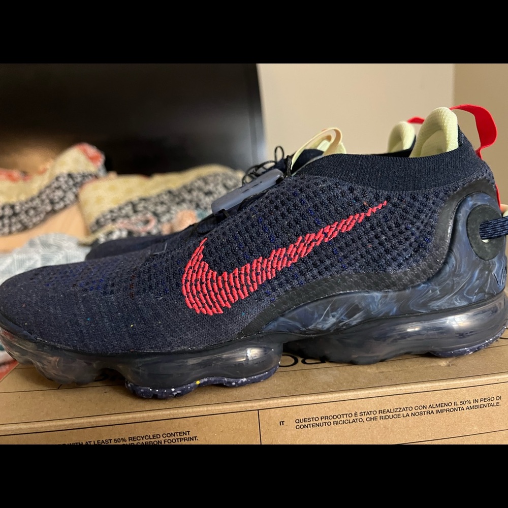 Nike Vapormax 2020 Flyknit. Obsidian/Siren-Red/Barely-Volt. Pre owned